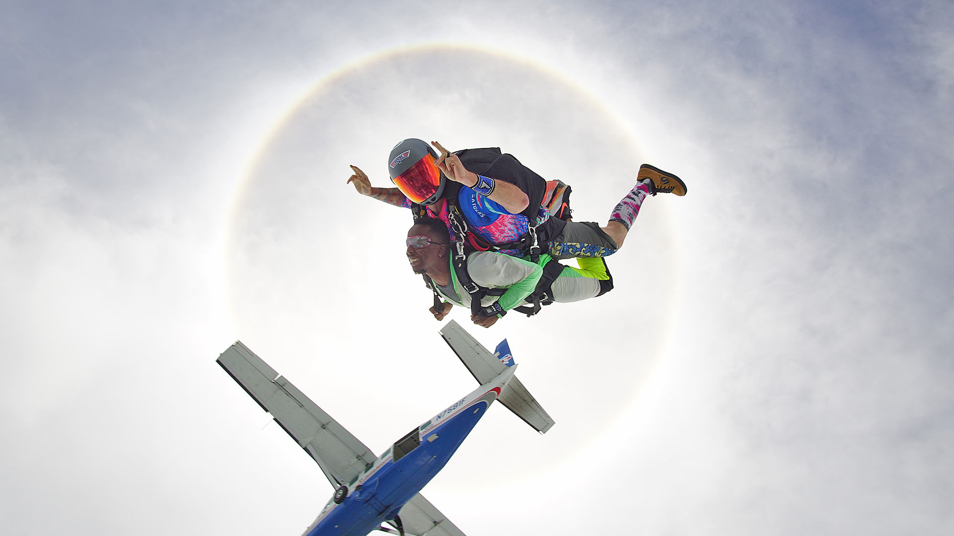 Skydive Spaceland tande skydivers with cloud halo